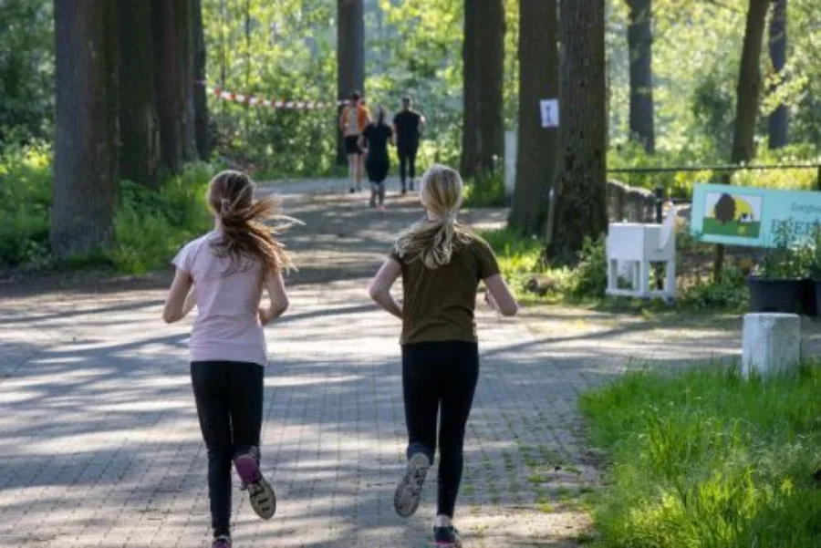 Sfeerbeeld van de MissionRun door het bos van Scherpenzeel