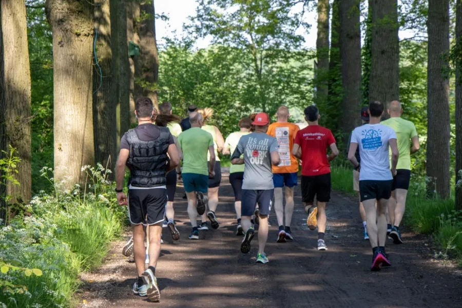 Hardlopers tijdens de MissionRun in Scherpenzeel