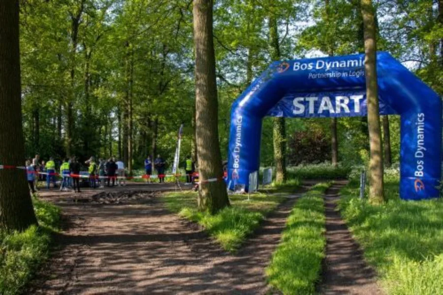 Deelnemers bij de startboog van de MissionRun in Scherpenzeel